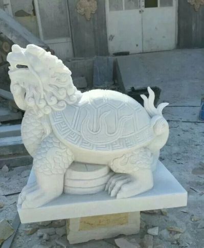 公园里摆放的翘尾巴的汉白玉石雕创意龙龟雕塑