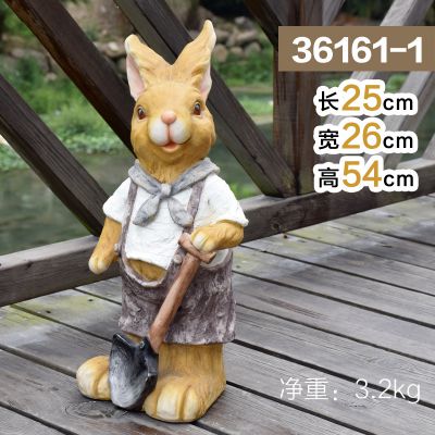 花园一只干活的玻璃钢兔子雕塑