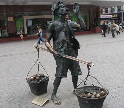 广场摆放玻璃钢叫卖水果步行街人物仿铜雕塑