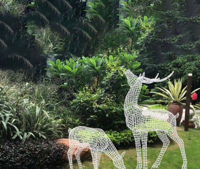 公园不锈钢镂空草坪吃草的梅花鹿雕塑