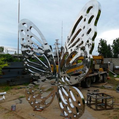 大型不锈钢镜面镂空蝴蝶景观雕塑