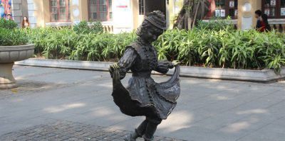广场小女孩跳舞人物玻璃钢仿铜雕塑