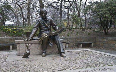 公园玻璃钢坐着椅子上的男人读书雕塑