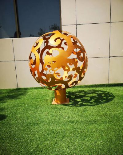 草坪创意不锈钢镂空球雕塑