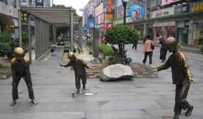 步行街边摆放打陀螺嬉戏儿童玻璃钢仿铜雕塑