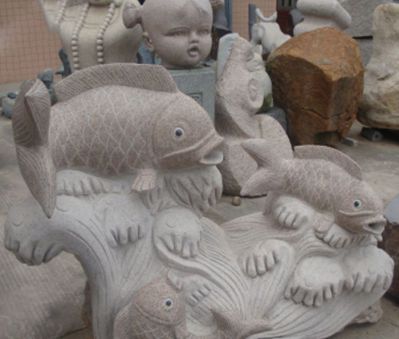 街道上摆放的直视的砂岩石雕鲤鱼雕塑