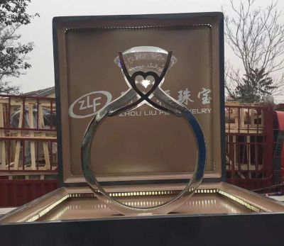 珠宝店门口摆放钻石不锈钢戒指雕塑