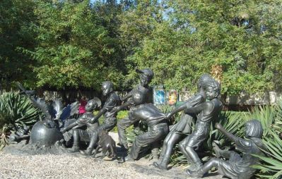 公园护士铜雕拔萝卜的儿童雕塑