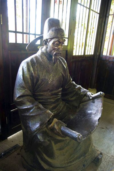 学院摆放唐朝书法家欧阳询玻璃钢仿铜雕塑