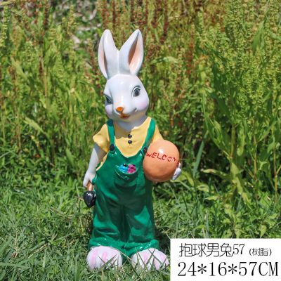 广场一只抱球男兔树脂彩绘兔子雕塑