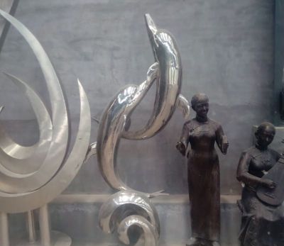 广场人物铜雕弹雕塑
