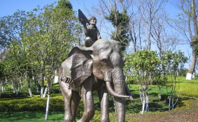 户外园林创意景观小朋友坐在大象背上的园林景观大象雕塑