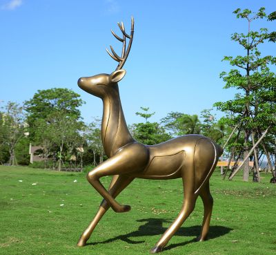 户外园林一只行走的鹿雕塑