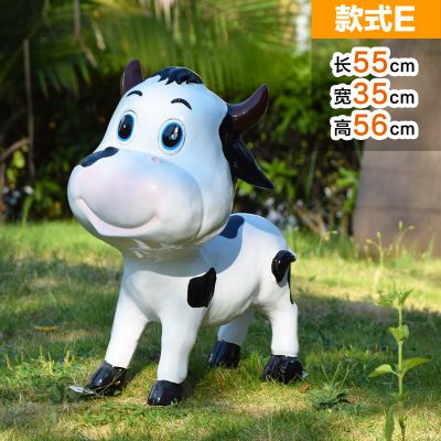 园林一只呆萌爬行的玻璃钢牛雕塑