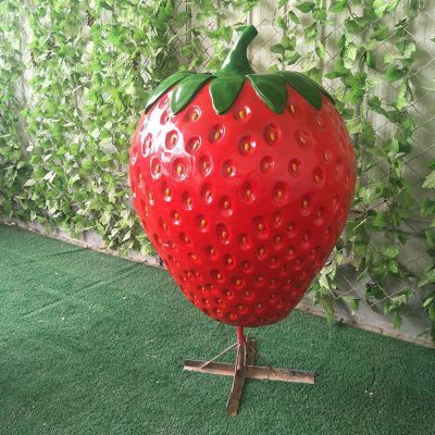 大型玻璃钢仿真水果草莓雕塑