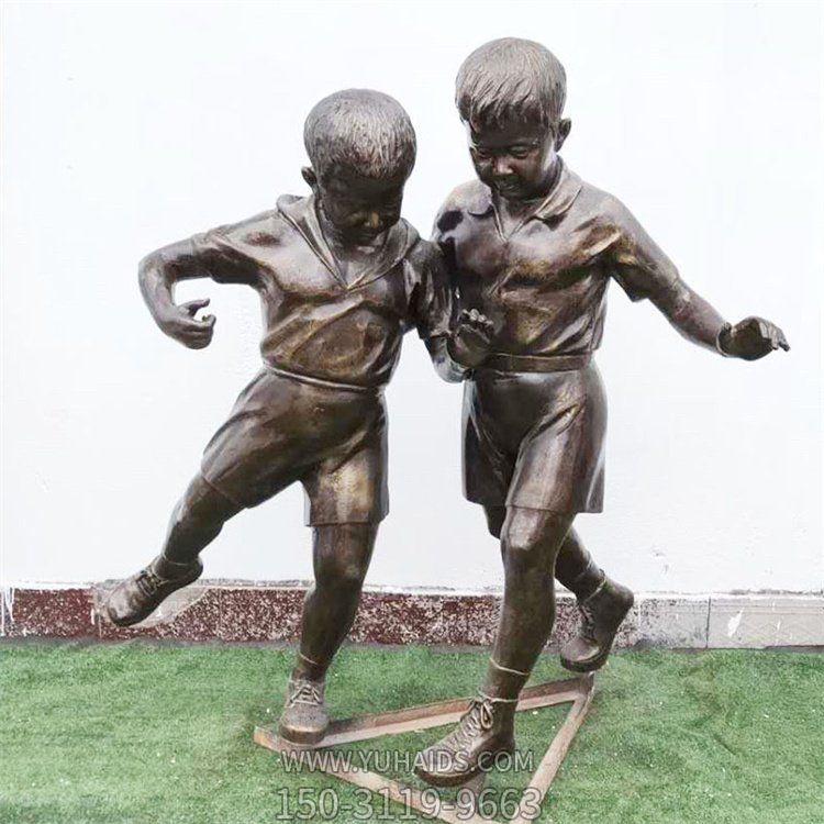 玻璃钢仿铜户外园林踢足球的儿童景观雕塑