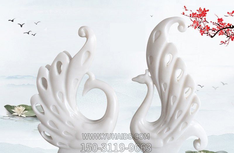 湖边摆放的两只相对的玻璃钢镂空孔雀雕塑