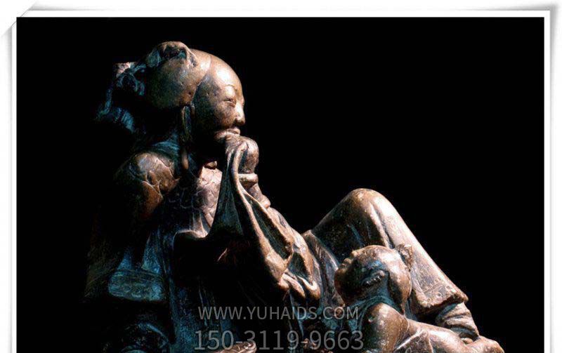 儿童雕塑-公园铜雕趴着的母亲与儿童雕塑