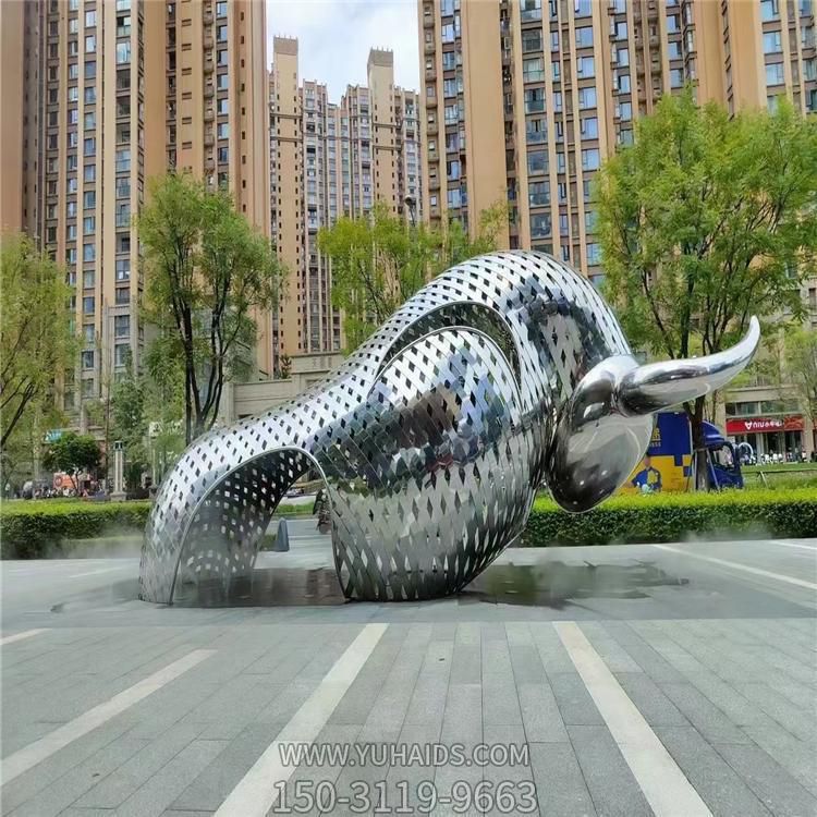 小区广场摆放不锈钢大型镂空抽象牛动物雕塑
