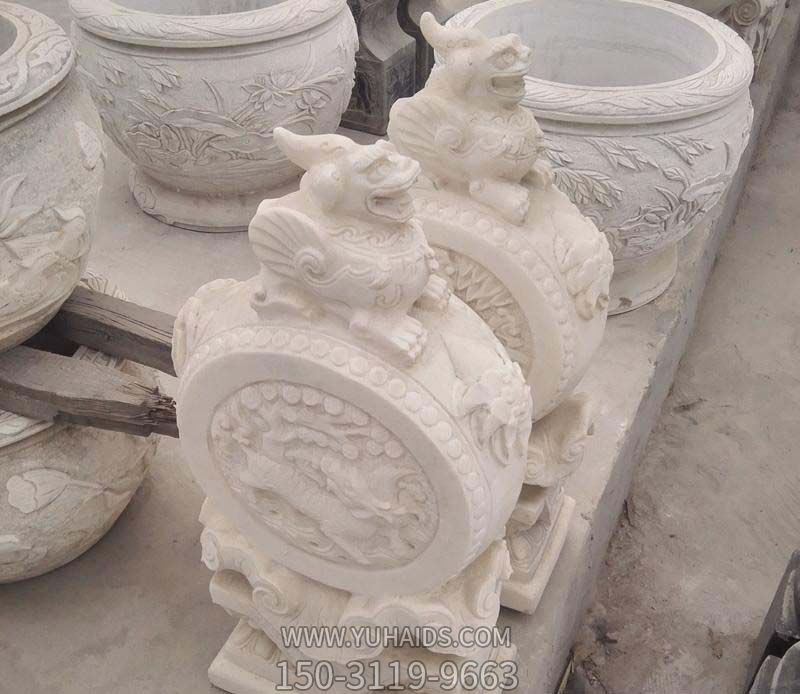 景区庭院汉白玉石雕抱鼓石上面的貔貅雕塑