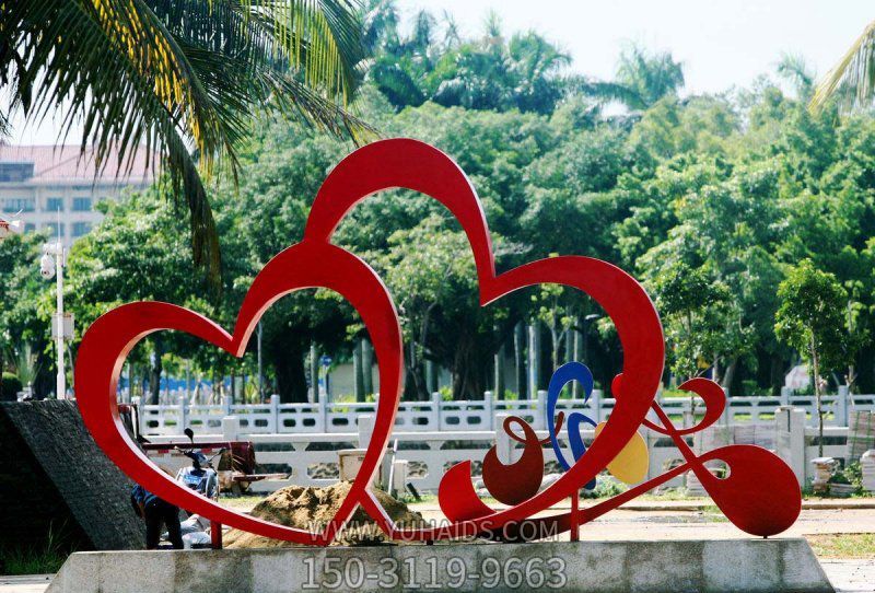 公园池塘创意红色爱心雕塑