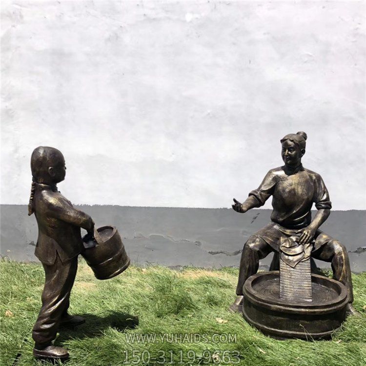 园林广场户外玻璃钢仿铜洗衣服的人物景观帮母亲提水的人物景观雕塑