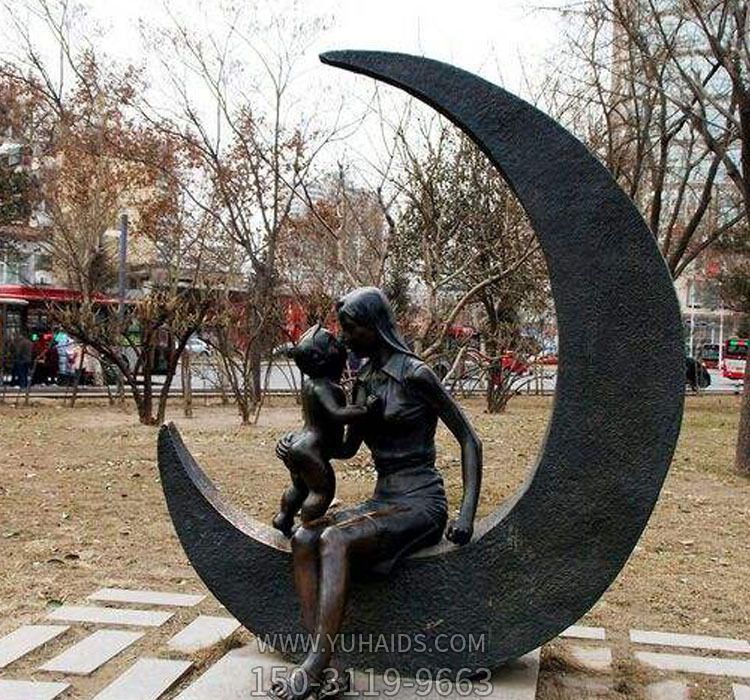 母爱铜雕坐着月亮上的亲情雕塑