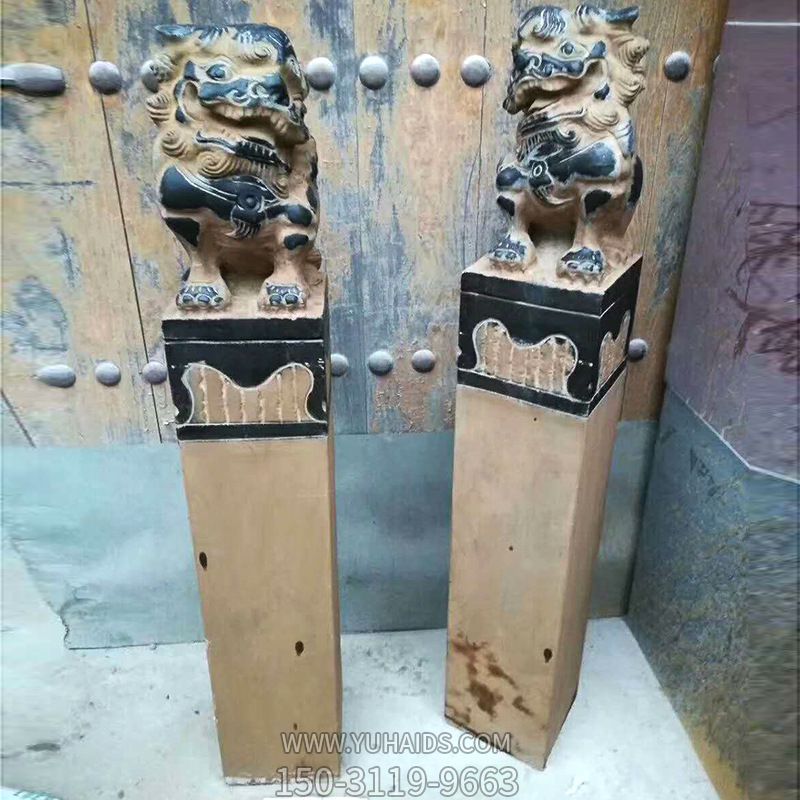庭院门前摆放仿古做旧雕塑