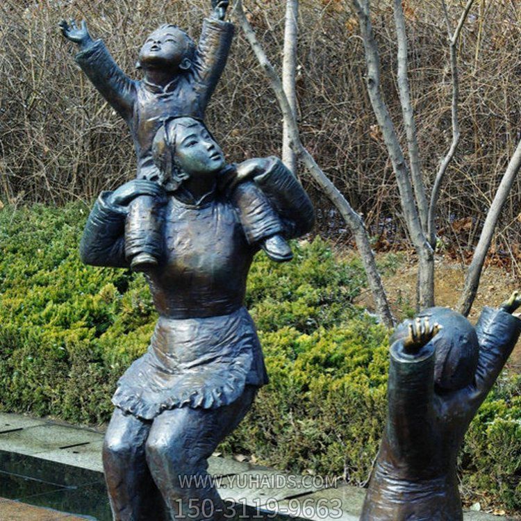 公园不锈钢仿铜一家三口玩耍人物景观雕塑