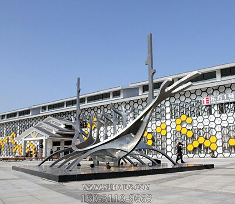 体育馆广场摆放抽象不锈钢船雕塑