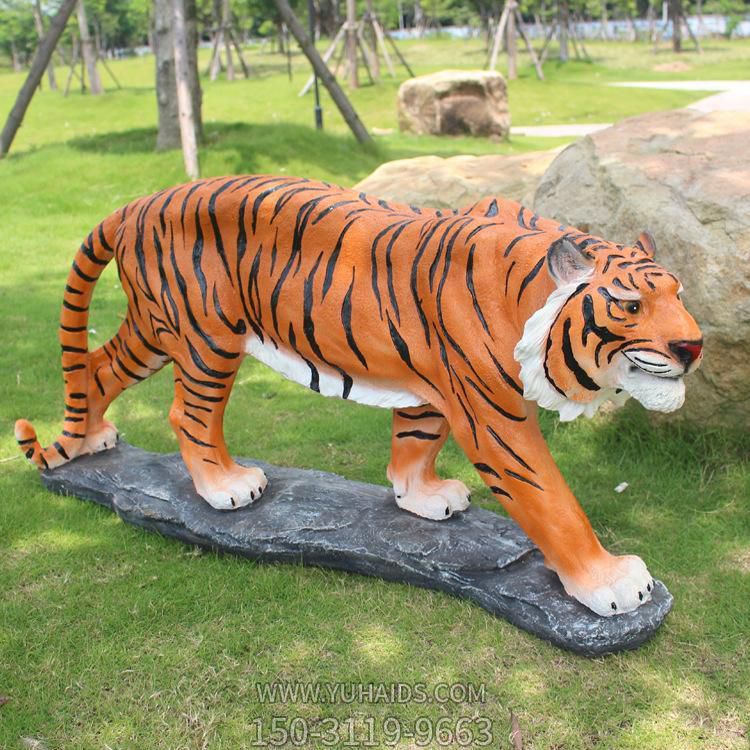 仿真景观园林老虎玻璃钢动物雕塑造型