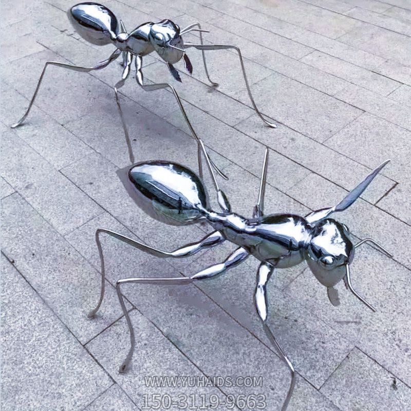 景区广场爬行两只小号白钢玻璃钢蚂蚁雕塑