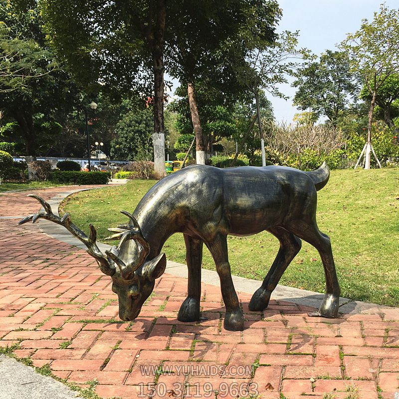 公园街道铜雕洗头觅食的鹿雕塑