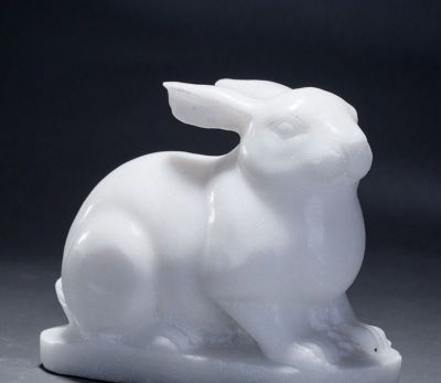 庭院室内摆放一只汉白玉兔子雕塑