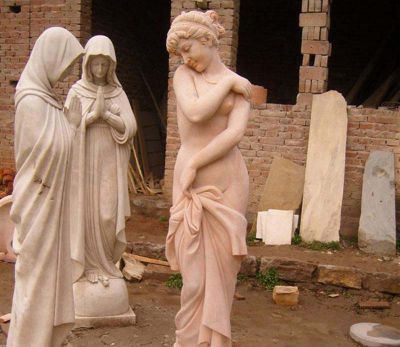 西方街道上大理石石灯半裸的女性雕塑