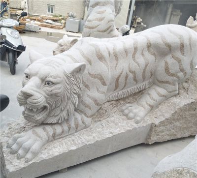 公园里摆放的一只砂石石雕创意虎雕塑