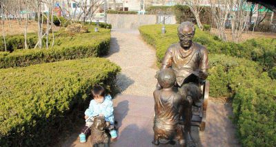 户外园林创意铜雕给小朋友读书雕塑