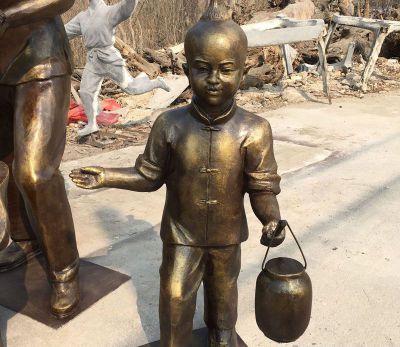 商业街摆放手提灯笼的小男孩玻璃钢仿铜雕塑