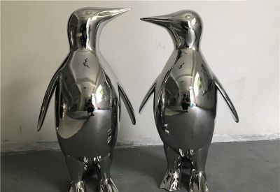游乐场不锈钢镜面休息中的企鹅雕塑