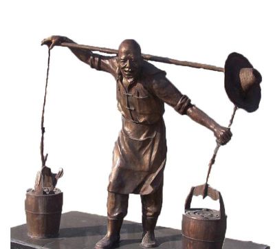 挑扁担的铜雕老人雕塑