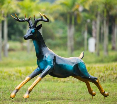 景区玻璃钢彩绘一只奔跑跳跃的梅花鹿雕塑