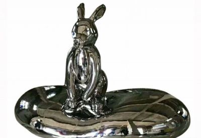 商场一只不锈钢抽象兔子雕塑