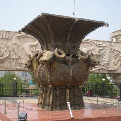四羊方尊景区广场摆放铜香炉雕塑