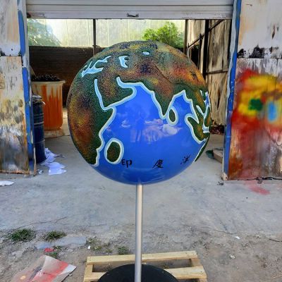 学校摆放玻璃钢彩绘地球仪模型雕塑