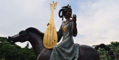 骑马雕塑-公园铜雕拿琵琶古代美女骑马雕塑