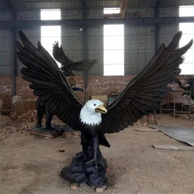动物园一只飞翔黑色树脂老鹰雕塑