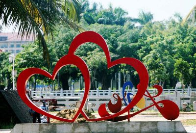 公园池塘创意红色爱心雕塑