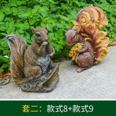 景区两只吃松子和抱着玉米的玻璃钢松鼠雕塑
