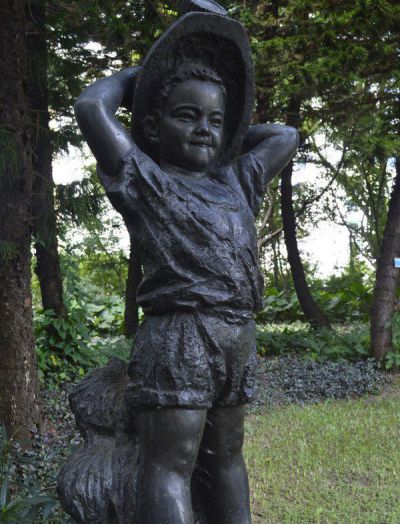 公园戴草帽的小男孩人物铜雕儿童雕塑
