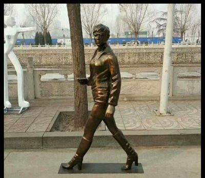 公园铜雕走路的女孩雕塑